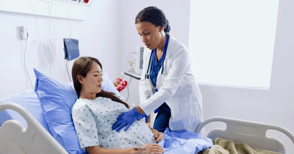 doctor talking pregnant patient in hospital