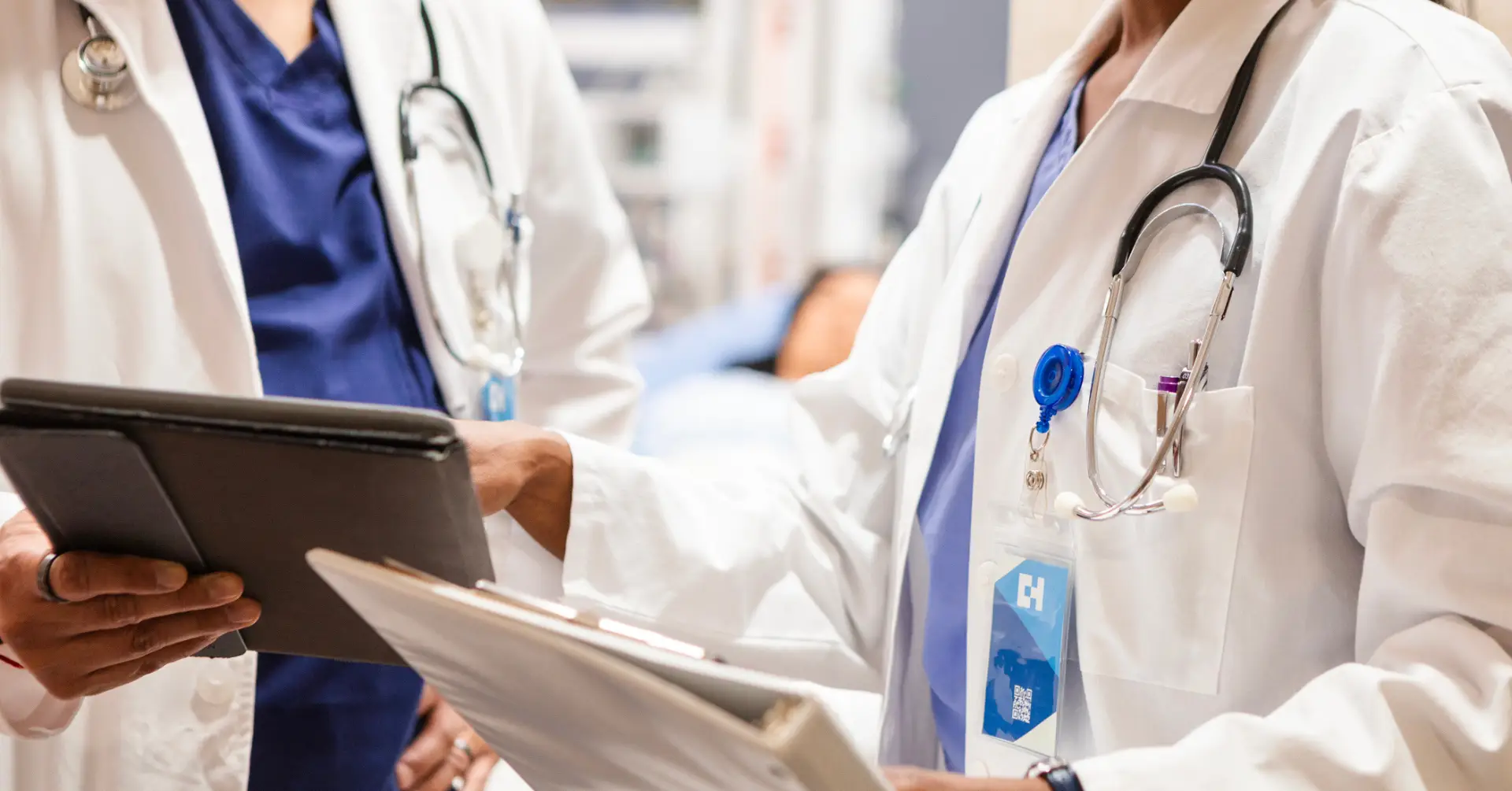 er doctors discussing charts in patient room